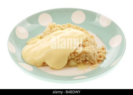 Pane appena sfornato dolci Apple Crumble con la crema dessert isolata contro uno sfondo bianco con nessun popolo e un tracciato di ritaglio Foto Stock