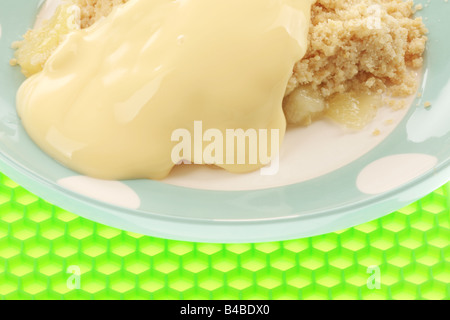 Pane appena sfornato dolci Apple Crumble con la crema dessert con n. di persone Foto Stock