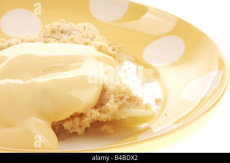 Pane appena sfornato dolci Apple Crumble con la crema dessert isolata contro uno sfondo bianco con nessun popolo e un tracciato di ritaglio Foto Stock