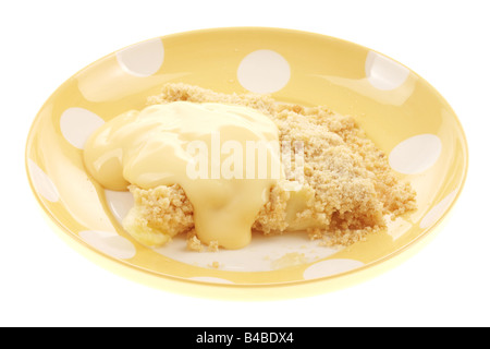 Pane appena sfornato dolci Apple Crumble con la crema dessert isolata contro uno sfondo bianco con nessun popolo e un tracciato di ritaglio Foto Stock