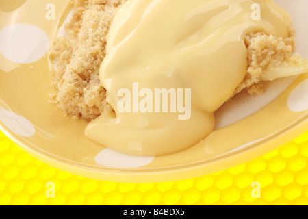 Pane appena sfornato dolci Apple Crumble con la crema dessert con n. di persone Foto Stock