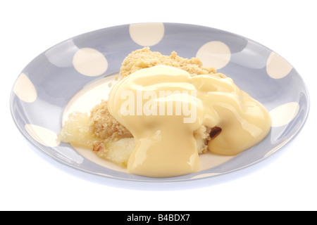 Pane appena sfornato dolci Apple Crumble con la crema dessert isolata contro uno sfondo bianco con nessun popolo e un tracciato di ritaglio Foto Stock