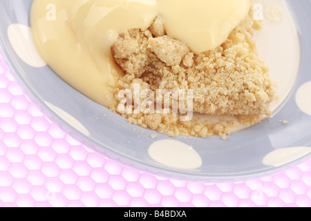 Pane appena sfornato dolci Apple Crumble con la crema dessert con n. di persone Foto Stock