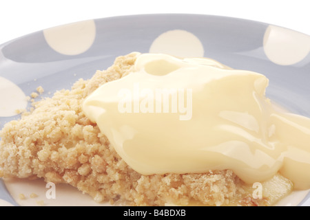 Pane appena sfornato dolci Apple Crumble con la crema dessert isolata contro uno sfondo bianco con nessun popolo e un tracciato di ritaglio Foto Stock