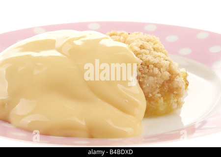 Pane appena sfornato dolci Apple Crumble con la crema dessert isolata contro uno sfondo bianco con nessun popolo e un tracciato di ritaglio Foto Stock