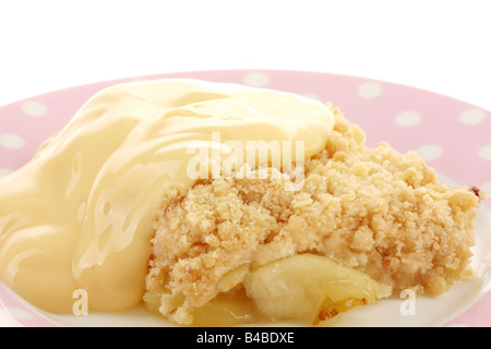 Pane appena sfornato dolci Apple Crumble con la crema dessert isolata contro uno sfondo bianco con nessun popolo e un tracciato di ritaglio Foto Stock