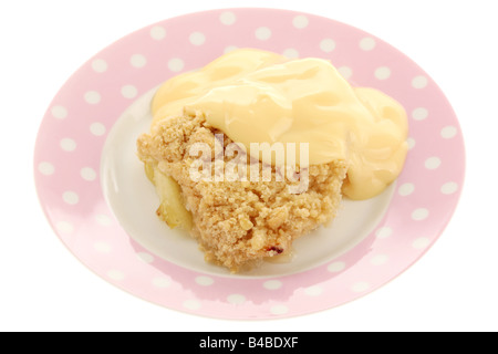 Pane appena sfornato dolci Apple Crumble con la crema dessert isolata contro uno sfondo bianco con nessun popolo e un tracciato di ritaglio Foto Stock