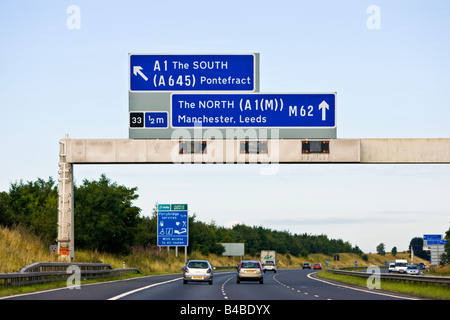 Autostrada, uk Cars driving su una autostrada uk, England, Regno Unito Foto Stock