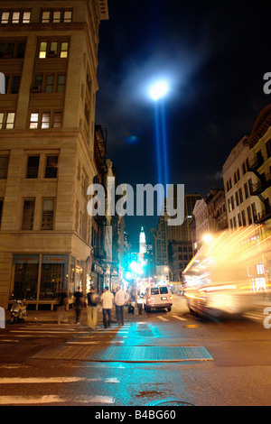 Fasci di luce a Ground Zero World Trade Center che simboleggiano le Torri Gemelle a New York City USA su Settembre 11 2008 Spazio di copia Foto Stock