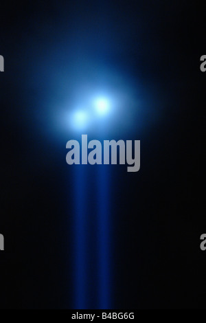 Fasci di luce a Ground Zero World Trade Center che simboleggiano le Torri Gemelle a New York City USA su Settembre 11 2008 Spazio di copia Foto Stock