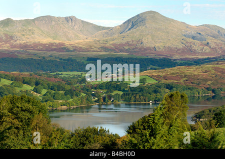 Una vista panoramica di Coniston Water, il vecchio uomo di Coniston, Walna Scar e Coniston fells Foto Stock