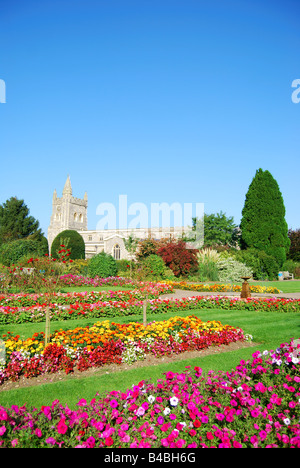 Giardini della Rimembranza e Chiesa di Santa Maria, Old Amersham, Buckinghamshire, Inghilterra, Regno Unito Foto Stock