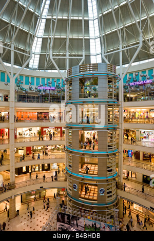 Asia, Malaysia, Selangor Stato, Kuala Lumpur, a interno di un moderno complesso di shopping ai piedi delle Torri Petronas Foto Stock