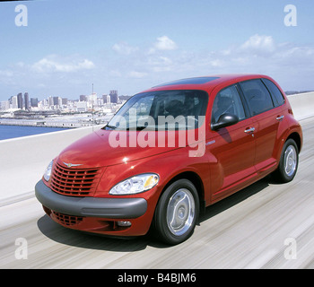 Auto Chrysler PT Cruiser, Van, Limousine, di colore rubino, diagonale dalla parte anteriore, modello anno 2000-, guida, ams 08/2000, Seite 1 Foto Stock