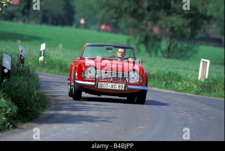 Auto Triumph TR 4, Vintage circa, anno modello 1962, sessanta, rosso, convertibili, open top, guida, diagonale dalla parte anteriore, fron Foto Stock