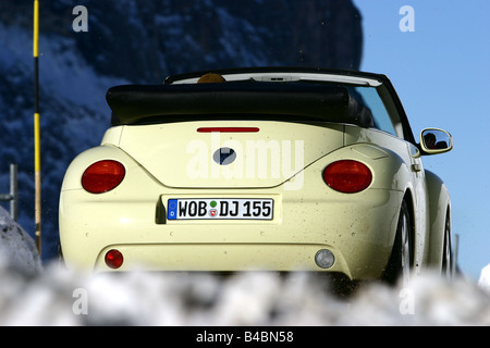 Auto VW nuovo Volkswagen Maggiolino Cabrio, modello anno 2003-, crema, open top, inverno, neve FGHDS, guida, diagonale dalla ba Foto Stock