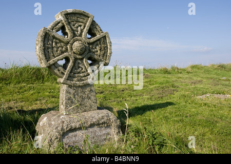 Vecchia croce celtica coperto di licheni sagrato Tintagel North Cornwall Coast UK Foto Stock