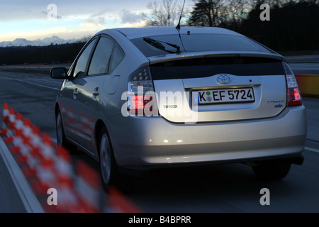 Auto Toyota Prius, Limousine, inferiore di medie dimensioni di classe, modello anno 2000-, argento, ibrido, guida, diagonale dal retro, posteriore Foto Stock