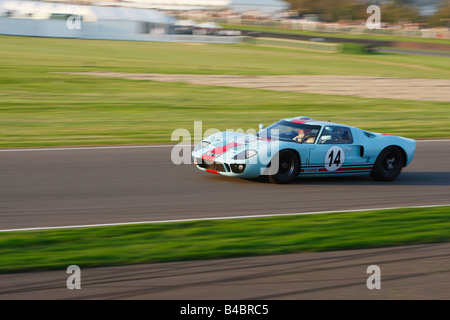 Shaun Lynn alla guida di una Ford GT40 a Goodwood sale riunioni Foto Stock