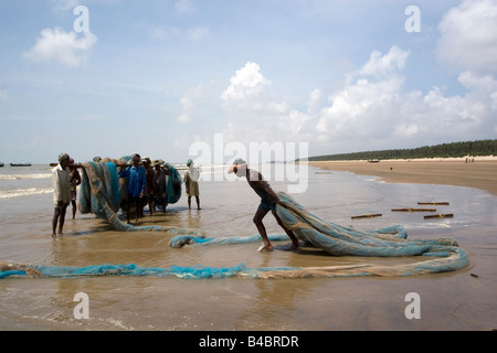 Un pescatore impegnato in attività di pesca a Digha,West Bengal,l'India Foto Stock