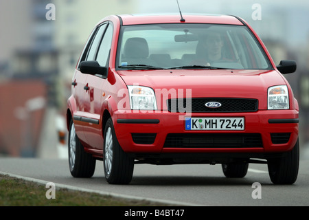 Auto, Ford Fusion 1.6 16 V Viva, piccolo circa, Limousine, modello anno 2002-, rosso, guida, diagonale dalla parte anteriore, vista frontale Foto Stock