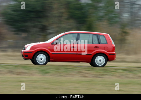 Auto, Ford Fusion 1.6 16 V Viva, piccolo circa, Limousine, modello anno 2002-, rosso, guida, vista laterale, country road, fotografo: Foto Stock