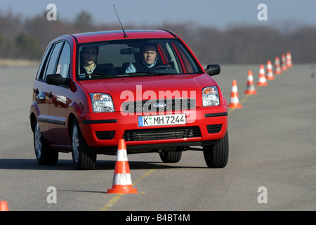 Auto, Ford Fusion 1.6 16 V Viva, piccolo circa, Limousine, modello anno 2002-, rosso, guida, diagonale dalla parte anteriore, vista frontale Foto Stock