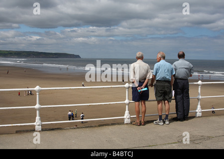 I vacanzieri in pensione a Whitby, North Yorkshire, Inghilterra, Regno Unito Foto Stock