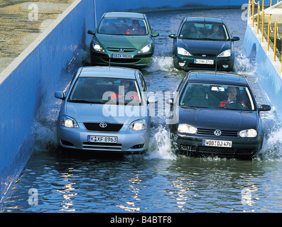 Auto, inferiore di medie dimensioni di classe, Toyota Corolla 2.0 D-4D, argento, modello anno 2002-, Peugeot 307 HDi 110, verde-metallico, anno di c Foto Stock