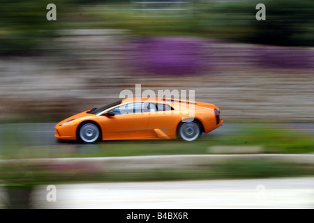 Auto, Lamborghini Murcielago, roadster, modello anno 2001-, Coupe/coupe, arancione , guida, vista laterale, country road, fotografo: H Foto Stock