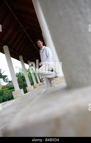 Lo sposo che posano per una foto di un matrimonio tropicale al Dreams Resort in Punta Cana Repubblica Dominicana Foto Stock