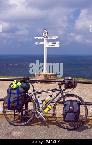 Un pieno carico touring ciclo a Lands End, Cornwall Regno Unito Gran Bretagna Inghilterra Regno Unito 2008 Foto Stock