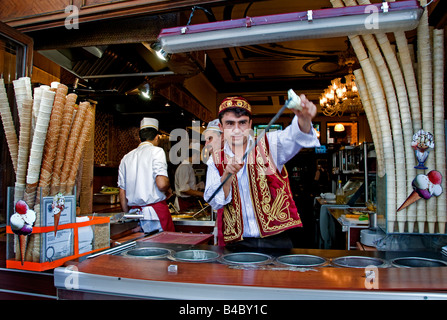 Istanbul Istiklal Caddesi Beyoglu gelato parcours fontana di soda shopping street trimestre Foto Stock