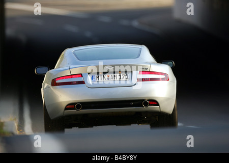 Auto, Aston Martin DB9 Touchtronic, roadster, modello anno 2003-, Coupe/coupe, argento, guida, vista posteriore, country road, fotografia Foto Stock