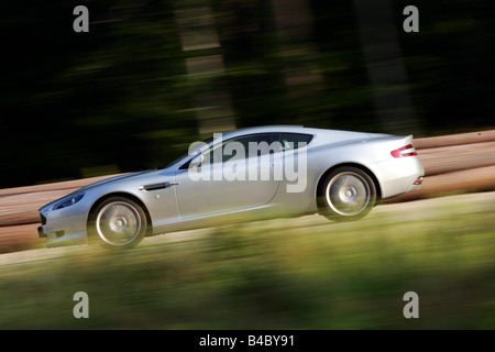 Auto, Aston Martin DB9 Touchtronic, roadster, modello anno 2003-, Coupe/coupe, argento, guida, vista laterale, country road, fotografia Foto Stock