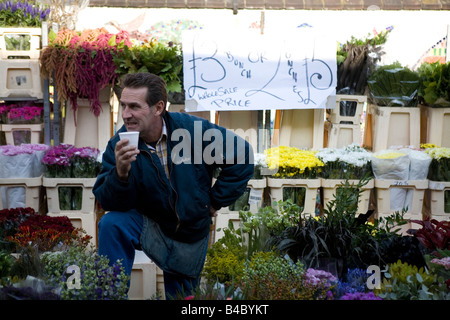 Titolare di stallo in Colombia Rd il mercato dei fiori Foto Stock