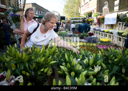 Acquisto di fiori, Colombia Rd il mercato dei fiori Foto Stock