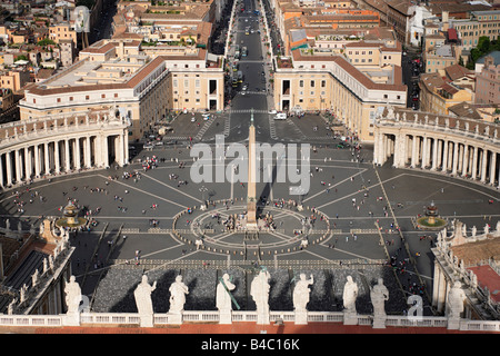 Vista dalla Basilica di San Pietro oltre piazza San Pietro Città del Vaticano Rom Italien Foto Stock