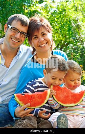 Mangiare anguria Foto Stock