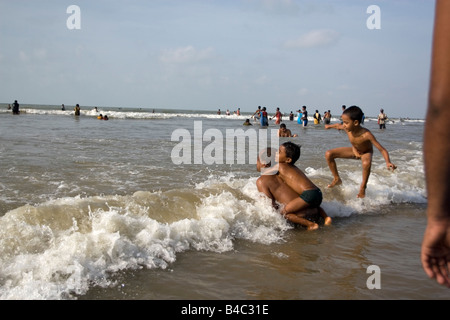 Due ragazzi stanno godendo il bagno presso la spiaggia di Digha, Bengala Occidentale,l'India Foto Stock