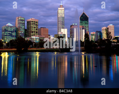 La città di Perth Skyline luci che riflettono nel fiume Swan al crepuscolo, Australia occidentale Foto Stock