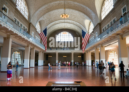 Sala del registro di sistema o la sala grande, Ellis Island stazione di immigrazione, il porto di New York Foto Stock