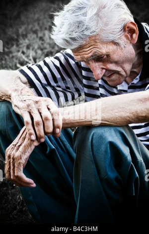 Lonely Man senior sensazione molto triste Foto Stock