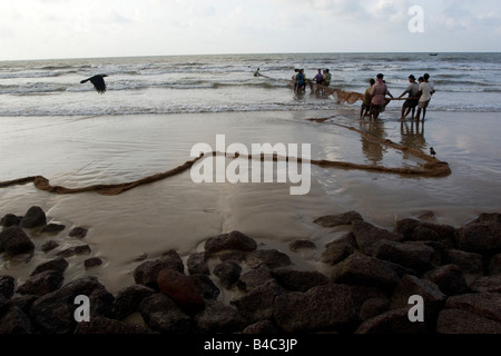 Un pescatore impegnato in attività di pesca a Digha,West Bengal,l'India Foto Stock