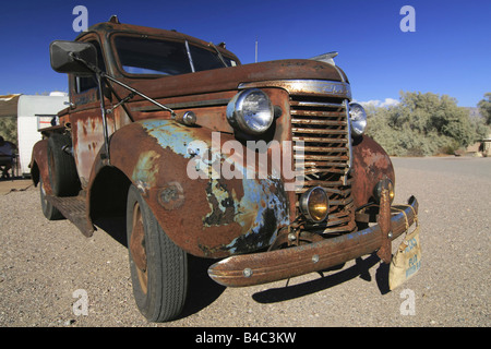 Vecchio abbandonato, arrugginita Chevrolet in un campeggio nella Valle della Morte del deserto, California, USA. Foto Stock