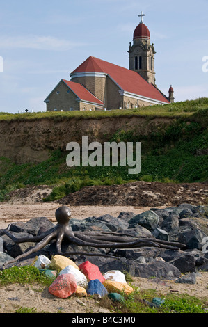 La scultura e la chiesa di San Simone & St Jude in Grande Anse New Brunswick Canada Foto Stock