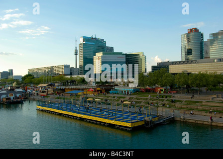 Vista sulla sponda del Danubio con molte discoteche pub ristoranti in background Business Center Vienna Austria Foto Stock