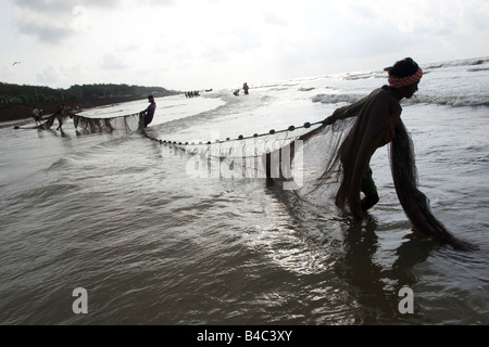 Un pescatore impegnato in attività di pesca a Digha,West Bengal,l'India Foto Stock