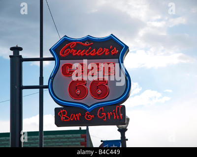 Route 66 segno in incrociatori Cafe Bar e Grill Foto Stock