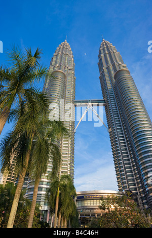 Asia, Malaysia, Selangor Stato, Kuala Lumpur, Torri Petronas di 88 piani rivestita in acciaio torri gemelle con una altezza di 451 metri Foto Stock